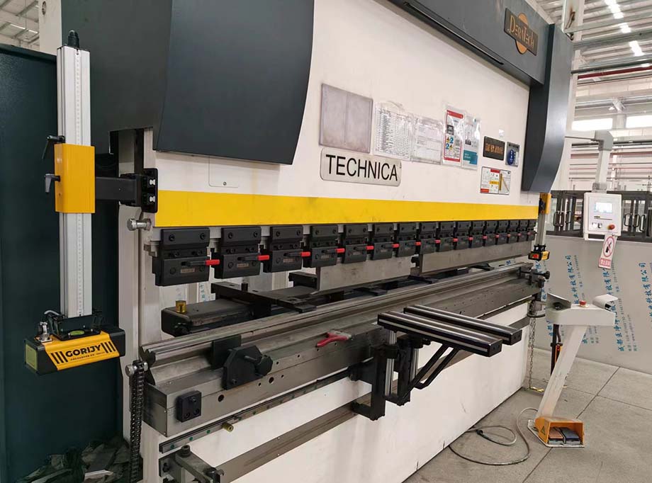 如何正确使用折弯机的安全保护装置